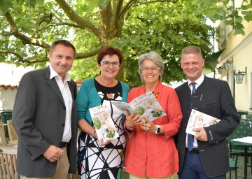 Andreas Purt, Geschäftsführer der Mostviertel Tourismus GmbH, Michaela Hinterholzer, Vorsitzende der Mostviertel Tourismus GmbH und Obfrau der LEADER-Region Tourismusverband Moststraße, Tourismus-Landesrätin Petra Bohuslav und Andreas Hanger, Obmann des Vereins Eisenstraße Niederösterreich, gaben beim Bärenwirt in Petzenkirchen einen Überblick über aktuelle Projekte und Ereignisse in den Regionen Most- und Eisenstraße. (v.l.n.r.)
<br />

<br />
