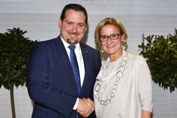 Landeshauptfrau Johanna Mikl-Leitner gratuliert LPV Obmann Hans Zöhling zum Wahlergebnis