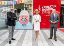 20 Jahre Karikaturmuseum Krems: Gottfried Gusenbauer, künstlerische Direktor des Karikaturmuseums Krems, Landeshauptfrau Johanna Mikl-Leitner und Landeshauptmann a. D. Erwin Pröll (v.l.n.r.)