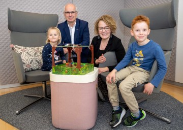 Obmann des Landesgremiums Papier- und Spielwarenhandel der Wirtschaftskammer Niederösterreich Andreas Auer und Familien-Landesrätin Christiane Teschl-Hofmeister mit Ella und Lukas.
