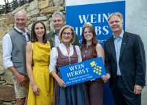 (v.l.n.r.) Hannes Steinacker (GF Tourismusdestination Weinviertel), Maria Wegscheider (Bio-Weingut Gruber-Röschitz), Leopold Müller (Vizepräsident NÖ Weinbauverband), Landeshauptfrau Johanna Mikl-Leitner, Weinkönigin Marie Huber und Michael Duscher (GF NÖ Werbung).
Fotocredits: NLK Khittl