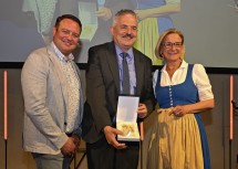 Landeshauptfrau Johanna Mikl-Leitner überreichte Sepp Dockner eine handgefertigte Weintraube anlässlich seines 60. Geburtstages. Im Bild auch Junior-Chef Josef Dockner.