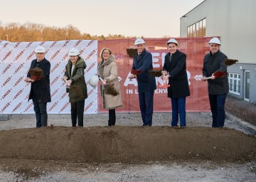 Spatenstich für Großbäckerei in Lichtenwörth: Ankerbrot Geschäftsführer Walter Karger, Kerstin Gelbmann, Geschäftsführerin der Ankerbrot-Muttergesellschaft Austro Holding, Landeshauptfrau Johanna Mikl-Leitner, Wirtschafts-Landesrat Jochen Danninger, Bürgermeister Manuel Zusag und Johannes Ruisz, Geschäftsführer-Produktion (v.l.n.r.)