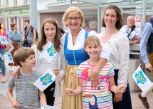 Landeshauptfrau Johanna Mikl-Leitner im Kreise der jungen Besucherinnen und Besucher beim Bezirksfest in St. Pölten.