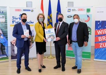 Vier Wochen Ferienbetreuung in Niederösterreich. Im Bild Matthias Pacher vom Museum Niederösterreich, Landesrätin Christiane Teschl-Hofmeister, Wolfgang Ecker, Präsident der NÖ Wirtschaftskammer, und Wolfgang Stix von Styx Naturkosmetik in St. Pölten (v.l.n.r.).