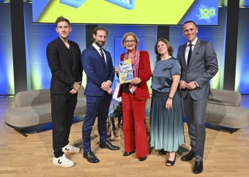 Zukunftsforscher Tristan Horx, Moderator Martin Moder, Landeshauptfrau Johanna Mikl-Leitner, tecnet equity Geschäftsführerin Doris Agneter und Landesrat Jochen Danninger (v.l.n.r.) bei der Veranstaltung „100 Jahre Erfindungen und Entdeckungen aus Niederösterreich – ein Streifzug“ in der Burg Perchtoldsdorf.  