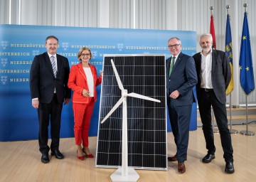 Präsentierten Niederösterreichs Weg in die Energieunabhängigkeit: Wirtschaftsforscher Christian Helmenstein, Landeshauptfrau Johanna Mikl-Leitner, LH-Stellvertreter Stephan Pernkopf, und der Geschäftsführer der Österreichischen Energieagentur Franz Angerer (v. l. n. r.).