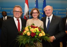 Gratulation und Danksagung von Landeshauptmann Hans Niessl an die neue Landeshauptfrau Mag. Johanna Mikl-Leitner und an Landeshauptmann a.D. Dr. Erwin Pröll. (v.l.n.r.)