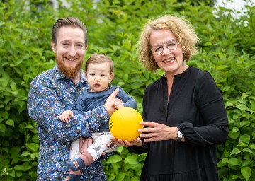 Familien-Landesrätin Christiane Teschl-Hofmeister und Richard Pichler mit seinem Sohn Oskar.