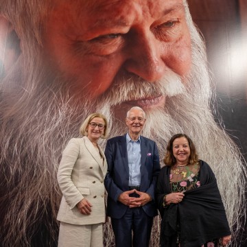 Bei der Eröffnung der Ausstellung „mein nitsch“ im nitsch museum Mistelbach (v.l.n.r.) Landeshauptfrau Johanna Mikl-Leitner, Kunstsammler und Kurator Karlheinz Essl und Rita Nitsch.