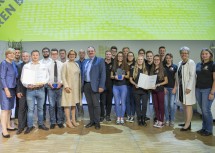 Die besten Projekte bei der Science Fair kamen von der Landesberufsschule Mistelbach und dem Bundesrealgymnasium Waidhofen/Ybbs. Im Bild die Vertreter der Schulen mit den Ehrengästen.