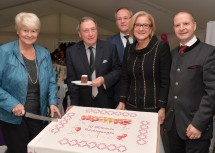 Über zehn Millionen Nächtigungen freuen sich die Stammgäste Brigitte und Leopold Winter, Bürgermeister Ferdinand Schwarz, Landeshauptfrau Johanna Mikl-Leitner und Eigentümer Engelbert Künig. (v.l.n.r.)