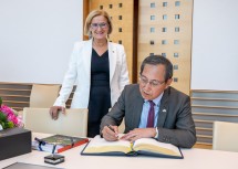 v.l. Landeshauptfrau Johanna Mikl-Leitner und der japanische Botschafter S.E. Mizuuchi Ryuta