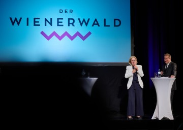 Beim Tourismusempfang der Destination Wienerwald im Stadttheater Baden: Landeshauptfrau Johanna Mikl-Leitner mit Moderator Markus Pohanka