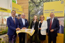 Beim Rundgang auf der Kommunalmesse (von links): Südtirols Landeshauptmann Arno Kompatscher, Gemeindebund-Präsident Alfred Riedl, Stefanie Friedl, Landeshauptfrau Johanna Mikl-Leitner und Bundespräsident Alexander Van der Bellen.