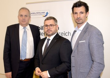 Bürgermeister Erich Hofer (Auersthal), Landesrat Ludwig Schleritzko und Vorsitzender des Regionalverbandes LAbg. René Lobner (v.l.n.r.)