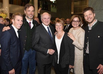 Gratulation und Danksagung von den Sportlern: Skispringer Thomas Diethart, Ex-Skiprofi Thomas Sykora, Landeshauptmann a.D. Dr. Erwin Pröll, die ehemalige Präsidentin des NÖ Landesskiverbands Herta Mikesch, Landeshauptfrau Mag. Johanna Mikl-Leitner und Ex-Skirennläufer Andreas Buder. (v.l.n.r.)