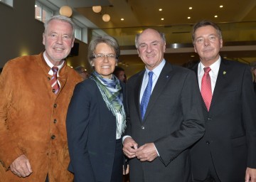 Klubobmann Mag. Klaus Schneeberger, Landesrätin Dr. Petra Bohuslav, Landeshauptmann Dr. Erwin Pröll und Bürgermeister Alfredo Rosenmaier (v.l.n.r.) bei der Eröffnung des renovierten Stadtsaales in Ebenfurth.