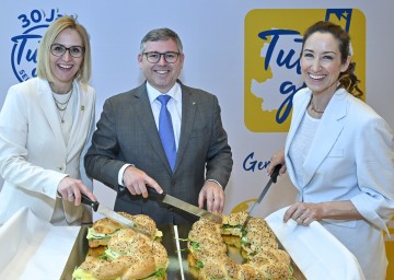 Beim Anschneiden - 30 Jahre "Tut gut": Geschäftsführerin Alexandra Pernsteiner-Kappl, Landesrat Ludwig Schleritzko und die bekannte Moderatorin Kati Bellowitsch (v.l.n.r.) informierten über die Gesundheitsförderung in Niederösterreich.   