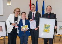 Dem Sieger in der Kategorie Sekundarstufe 1 Jan Leister (NÖMS Schönbach, 2.v.l.) gratulierten Landeshauptfrau Johanna Mikl-Leitner, Bildungsdirektor Karl Fritthum sowie Fachinspektor und Juryvorsitzender Andreas Gruber.