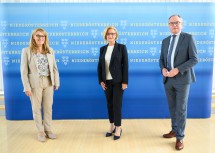 Landeshauptfrau Johanna Mikl-Leitner (m.) mit LH-Stellvertreter Stephan Pernkopf (r.) und Landesrätin Ulrike Königsberger-Ludwig (l.)