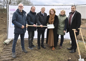 (v.l.n.r.): Architekt Dieter Matzalik, Architekt Kurt Karhan, Landtagsabgeordneter Hermann Hauer, Familien-Landesrätin Christiane Teschl-Hofmeister, Vizebürgermeisterin Christa Tisch und Bürgermeister Wilhelm Terler