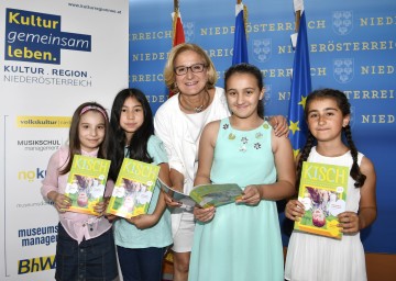 Malika, Samira, Ivona und Rüya aus der Daniel Gran Volksschule in St. Pölten durften Landeshauptfrau Johanna Mikl-Leitner in ihrem Büro besuchen und die neueste Ausgabe des Kinderschaufensters überreichen.