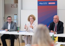 Landesrätin Christiane Teschl-Hofmeister, (li.) Zentralbetriebsratsvorsitzender Gottfried Feiertag und (re.) IMC Geschäftsführer Karl Ennsfellner erläutern in der Pressekonferenz das Projekt „International Nursing Center“.