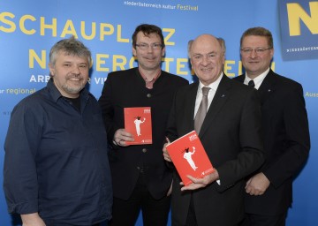 Präsentation des heurigen Viertelfestival NÖ: Josef Schick, Geschäftsführer der Kulturvernetzung NÖ, Festivalleiter Mag. Stephan Gartner, Landeshauptmann Dr. Erwin Pröll und Mag. Hermann Dikowitsch, Leiter der Kulturabteilung des Landes NÖ. (v.l.n.r.)