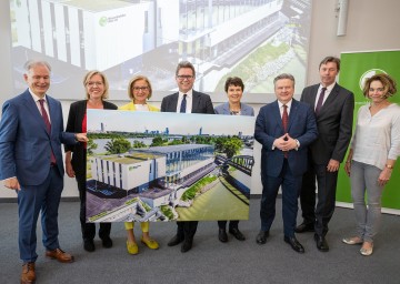 Projektleiter Helmut Habersack, Klimaschutzministerin Leonore Gewessler, Landeshauptfrau Johanna Mikl-Leitner, Wissenschaftsminister Martin Polaschek, BOKU-Rektorin Eva Schulev-Steindl, Wiens Bürgermeister Michael Ludwig, Günter Liebel (Bundesministerium für Land- und Forstwirtschaft, Regionen und Wasserwirtschaft) und Ulrike Unterer (Bundesministerium für Arbeit und Wirtschaft) bei der Eröffnung im Saal des Wasserbaulabors (v.l.n.r.).