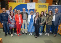 Landeshauptfrau Johanna Mikl-Leitner und NÖ Kulturvernetzung-Geschäftsführer Martin Vogg (3. von rechts) mit Künstlerinnen und Künstlern aus Tulln.