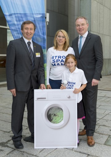 Aktion „Strom-Spar-Familie“: Dr. Herbert Greisberger (Geschäftsführer der Energie- und Umweltagentur NÖ), „Strom-Spar-Mama“ Barbara Großberger mit Tochter Julia, Energie-Landesrat Dr. Stephan Pernkopf (v.l.n.r.)