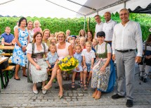 Viel Spaß hatten Landeshauptfrau Johanna Mikl-Leitner und die Kinder bei der Eröffnung der neuen Tagesbetreuungseinrichtung in Pöggstall: Kindergarteninspektorin Gabriele Holzer, Abgeordnete Silke Dammerer, Tagesbetreuungsleiterin Maria Lechner, Bezirkshauptfrau Daniela Obleser, Landeshauptfrau Johanna Mikl-Leitner, Nationalrat Georg Strasser, Kindergartenleiterin Brigitte Spindelberger, Vizebürgermeister Martin Ballwein und Bürgermeister Helmut Hahn (v.l.n.r.)