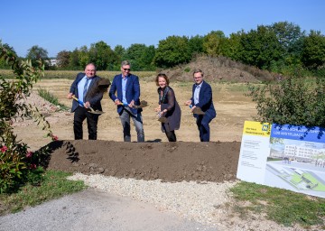 Nahmen den Spatenstich vor (v.l.n.r.): Direktor Franz Pleil, Architekt Heinrich Strixner, Bildungs-Landesrätin Christiane Teschl-Hofmeister und Bürgermeister Erich Stubenvoll beim Spatenstich zum neuen Schülerwohnheim der Landesberufsschule Mistelbach.