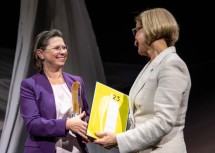 In der „Erwachsenenbildung“ überreichte Landeshauptfrau Johanna Mikl-Leitner den Würdigungspreis an Angela Lahmer-Hackl.