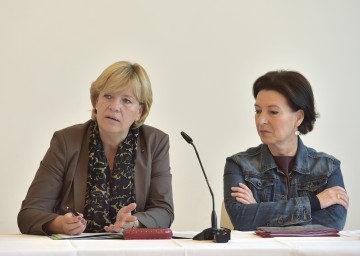 Bildungs-Landesrätin Mag. Barbara Schwarz und Bundesministerin Gabriele Heinisch-Hosek beim heutigen Bildungsgipfel in St. Pölten. (v.l.n.r.)