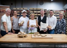 v.l.) Geschäftsführer Wolfgang Hager (Bäckerei Hager), Projektmanagerin Sigrid Meischl (ecoplus Lebensmittel Cluster NÖ), Produktionsleiter Mario Takats ((Bäckerei Hager), Landeshauptfrau Johanna Mikl-Leitner, Alexander Hager (Bäckerei Hager), Alfred Stöber (Geschäftsführer Stöber Mühle GmbH, ein regionaler Zulieferer der Bäckerei Hager) und ecoplus Prokuristin Petra Patzelt.