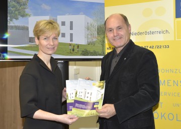 DI Anne Mautner-Markhof, Vorsitzende des NÖ Gestaltungsbeirates, und Landeshauptmann-Stellvertreter Mag. Wolfgang Sobotka stellten Programm für kostengünstiges Wohnen in Niederösterreich vor .