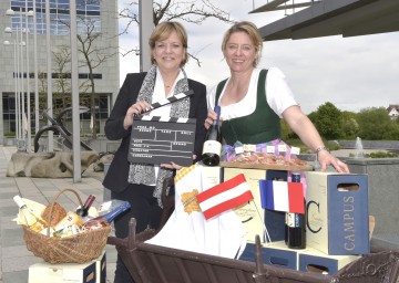 Freuen sich darüber, dass Niederösterreich mit Wein und Schmankerl in Cannes vertreten ist: Landesrätin Mag. Barbara Schwarz und NÖ Kellermeisterin Judith Hartl. (v.l.n.r.)