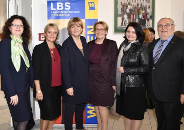 Berufsschulinspektorin Doris Wagner MEd vom Landesschulrat für Niederösterreich, Dipl.-Päd. Clementine Gschwandtner, Direktorin der LBS Wr. Neustadt, Landesrätin Mag. Barbara Schwarz, Dipl.-Päd. Gerda Wieser, Direktorin der LBS Theresienfeld, Dipl.-Päd. Martha Umhack, Direktorin der LBS Waldegg, und der Obmann des Gewerblichen Berufsschulrates KommR Ing. Josef Breiter, Vizepräsident der Wirtschaftskammer NÖ (v.l.n.r.)