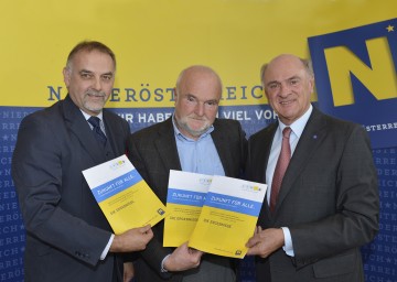 Präsentierten die Ergebnisse der Bürgerbeteiligungsaktion: Landesakademie-Geschäftsführer Dr. Christian Milota, Meinungsforscher Dr. Peter Ulram, Landeshauptmann Dr. Erwin Pröll (v. l. n. r.).