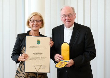 Landeshauptfrau Johanna Mikl-Leitner überreichte Bischof Alois Schwarz das „Goldene Komturkreuz mit dem Stern des Ehrenzeichens für Verdienste um das Bundesland Niederösterreich“.
