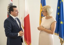 Landeshauptfrau Johanna Mikl-Leitner und Maltas Umweltminister Aaron Farrugia im Gespräch