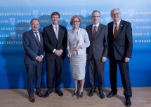 Informierten über das neue Kinder-Reha-Zentrum in Bad Erlach: Bad Erlachs Bürgermeister Nationalratsabgeordneter Johann Rädler, Mag. Stefan Günther, Geschäftsführer der hospitals Projektentwicklungsges.m.b.H. und der REHA Erlach Errichtungs GmbH, Landeshauptfrau Mag. Johanna Mikl-Leitner, Dr. Alexander Biach, Vorsitzender des Hauptverbandes der Sozialversicherungsträger, und Mag. Jan Pazourek, Generaldirektor der NÖ Gebietskrankenkasse (v.l.n.r.)