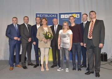 \"Weitblicke 2015\" in Wiener Neustadt: der Geschäftsführer der NÖ Landesakademie Dr. Christian Milota, Patente-Erfinder DI Rainer Krappinger, Prof. Dr. Markus Hengstschläger, Vorstandsdirektorin Mag. Bettina Glatz-Kremsner, Landeshauptmann Dr. Erwin Pröll, Florentina Voboril, Florian Kristof, Dr. Christian Helmenstein und Patente-Erfinder DI Dr. Wolfgang Konrad (v. l. n. r.).