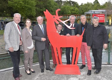 Im Fischauer Thermalbad wurde das Viertelfestival 2015 mit Mag. Klaus Schneeberger, Bürgermeister von Wiener Neustadt, Viertelsmanagerin Bettina Windbüchler, PhD, MBA, Landeshauptmann Dr. Erwin Pröll, Festivalleiter Mag. Stephan Gartner, Reinhard Knobloch, Bürgermeister von Bad Fischau-Brunn, Dr. Günter Fischer und Josef Schick, Geschäftsführer der Kulturvernetzung Niederösterreich, eröffnet (v.l.n.r.)