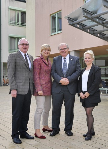 Im Bild von links nach rechts: Otto Huber vom Amt der NÖ Landesregierung, Landesrätin Barbara Schwarz, Vizekanzler Wolfgang Brandstetter und Eva Friessenbichler vom Pflege- und Betreuungszentrum Wiener Neustadt 