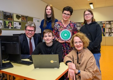 (v.l.n.r.) Bundesminister Martin Polaschek, Elena Pfeifer, Malik Zakriev, Schulleiterin Martina Geyer, Bildungs-Landesrätin Christiane Teschl-Hofmeister und Julia Halmschlager in der HAK Krems.