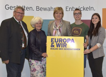 Im Bild von links nach rechts: Johann Brandstetter, Leopoldine Kalteis (beide Seniorenbund Amstetten), Landesrätin Mag. Barbara Schwarz, Manuel Aigner, Katharina Zeh (beide HAK Amstetten) bei der „EU & Wir“-Veranstaltung in Amstetten im Mai 2015.