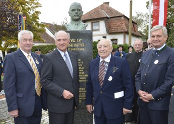 Enthüllten das Josef Reither Denkmal: Alt-Bürgermeister Leopold Leinfellner, Landeshauptmann Dr. Erwin Pröll, Organisationsleiter des Kulturkreises Langenrohr Kommerzialrat Johann Girschik  und Mag. Alfred Riedl, Präsident des Gemeindevertreterverbandes und Mitglied des Kulturkreises in Langenrohr (v.l.n.r.)